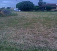 Terrain - environnement - partie jardin, sur la droite, le bout du garage.