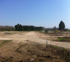 Chantier du lotissement qui à débuté le 1er mars et devrait se terminer vers le mois août 2012. au fond derrière le tracto pelle se trouve le terrain que l'on convoite :)