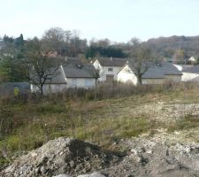 Vue du terrain a l'intersection des deux chemins pieton sur la gauche du terrain.