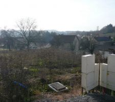 Entr&eacute;e du terrain avec les coffrets gaz et EDF, le regard telecom et l'arriv&eacute; de l'eau (gaine bleu)