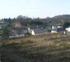 Vu g&eacute;n&eacute;rale du terrain. Celui-ci d&eacute;bute a gauche au niveau du chemin. L'avant est d&eacute;limit&eacute; par un autre chemin pieton. Le terrain s'&eacute;tend jusqu'aux coffrets.