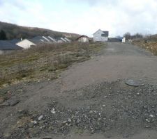 Chemin pieton longeant l'avant du terrain, il aura une lageur finale de 3m.