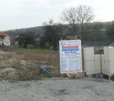 Panneau de permis de construire sur le terrain. Ca fait plaisir de l'installer celui-la :D