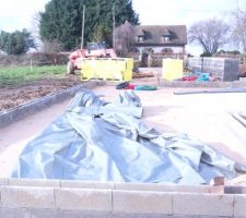 Installation de la toile d'isolement contre l'humidit&eacute;.