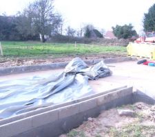 Pose de tuyaux pour les sanitaires.