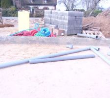 Pose de tuyaux pour les sanitaires.