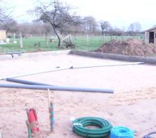 Pose de tuyaux pour les sanitaires.