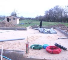 Pose de tuyaux pour les sanitaires.