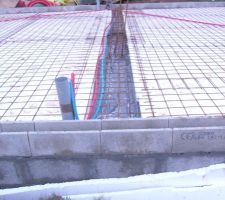 Pose de polystyr&egrave;ne suivit des tris soud&eacute;s.