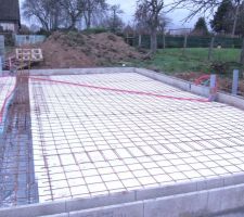 Pose de tuyaux pour les sanitaires.