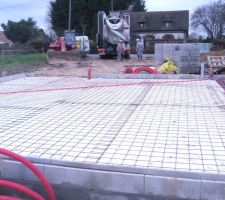 Pose de tuyaux pour les sanitaires.