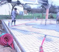 Commencement de coulage de b&eacute;ton.