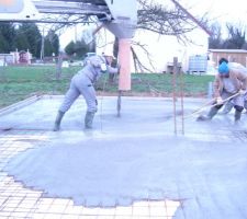 Commencement de coulage de b&eacute;ton.