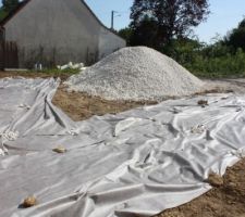 Pose du géotextile pour créer l'allée.