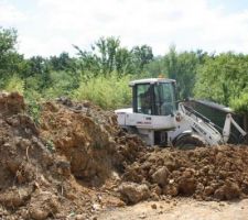 Gros tas de terre a l'arriere de la maison