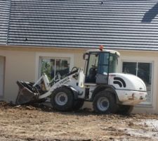 Régalage des terres avec le tractopelle