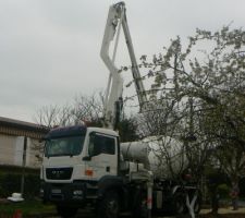 Le camion vient d'arriver pour le béton de la chape !!!