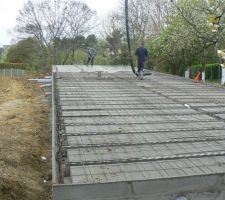 Le coulage de dalle à commencé et devrait être terminé dans quelques heures ! Avec un peu de chance, il ne pleuvra pas et ils pourront faire le lissage sur les 30 cm des rebords tout au tour de la maison !