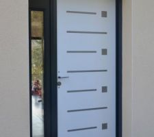 Résolution de la réserve "enduit et joint porte entrée" - 7
L'enduit est fini. Une porte provisoire a été posée ; la porte définitive, rayée, est partie en peinture (c'est une autre réserve)