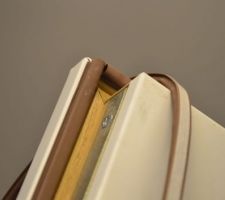 Détail de la porte provisoire : elle est livrée sans joint. Bonjour les courants d'air.
Je compte me faire rembourser les 15 ? de joint que j'ai du acheter.
Je fais cadeau de ma main d'oeuvre, je coûte trop cher !
