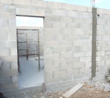 Un des deux poteaux au centre de la longueur du garage coul&eacute; en b&eacute;ton arm&eacute; pour supporter un IPN de plus de 6 m.