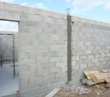 Un des deux poteaux au centre de la longueur du garage coul&eacute; en b&eacute;ton arm&eacute; pour supporter un IPN de plus de 6 m.