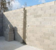 Un des deux poteaux au centre de la longueur du garage coul&eacute; en b&eacute;ton arm&eacute; pour supporter un IPN de plus de 6 m.