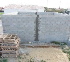 Les deux poteaux au centre de la longueur du garage coul&eacute;s en b&eacute;ton arm&eacute; pour supporter un IPN de plus de 6 m.