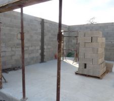 Un des deux poteaux au centre de la longueur du garage coul&eacute; en b&eacute;ton arm&eacute; pour supporter un IPN de plus de 6 m.