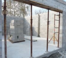 Un des deux poteaux au centre de la longueur du garage coul&eacute; en b&eacute;ton arm&eacute; pour supporter un IPN de plus de 6 m.