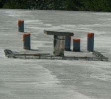 Voilà le future emplacement du poêle de masse, le maçon doit encore refaire une marche à l'emplacement du poêle de 170 mm par dessus !