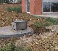 La cuve posé. Le regard est au niveau de la terrasse. Sur les 10m3 de contenance, 6m3 sont en stock tampon (non stockés) et 4m3 serviront pour le jardin, avec l'utilisation d'une pompe immergée.