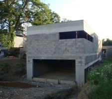 Vue de l'entrée de garage sous la zone enfants