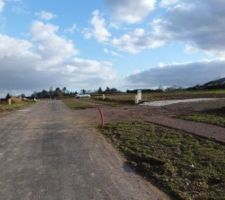 Vue sur la "r&eacute;sidence" dans laquelle se situe notre terrain.