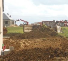 L'agriculteur qui vient chercher la terre qui est en surplus