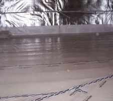 Pose du plancher en cours: pose du frein-vapeur