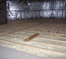 Pose du plancher en cours: isolation des alvéoles