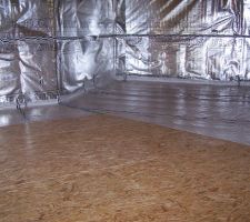 Pose du plancher en cours: pose des dalles d'OSB