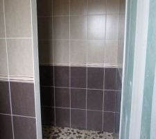 La douche italienne de la salle d'eau