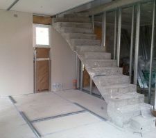 De gauche à droite : cuisine, cellier (en partie sous l'escalier), garage