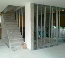 Réalisation de la cloison entre partie habitable et garage (14cm de laine de verre entre plaques de plâtre)