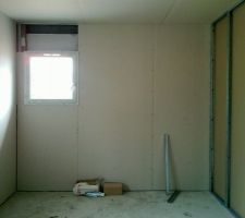Chambre Est à l'étage (il y a une autre fenêtre qu'on ne voit pas sur la photo)