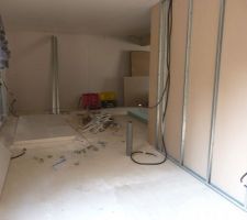 Cuisine et salle a manger au fond