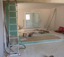 Futur salon salle &agrave; manger. Photo prise depuis la porte d'entr&eacute;e