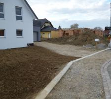 Aménagements extérieurs: remblaiement devant la maison terminé