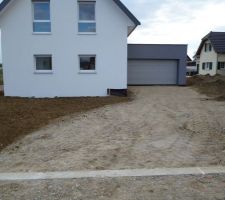 Aménagements extérieurs: remblaiement devant la maison terminé