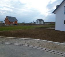 Aménagements extérieurs: remblaiement devant la maison terminé