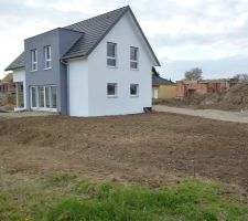Aménagements extérieurs: remblaiement devant la maison terminée