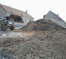 Mon compagnon au volant du Drop  pour étaler les terres