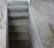 Ils ont commencé à decoffrer l'escalier.